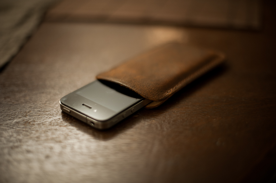 iphone-sleeve-leather-minimal-full-grain