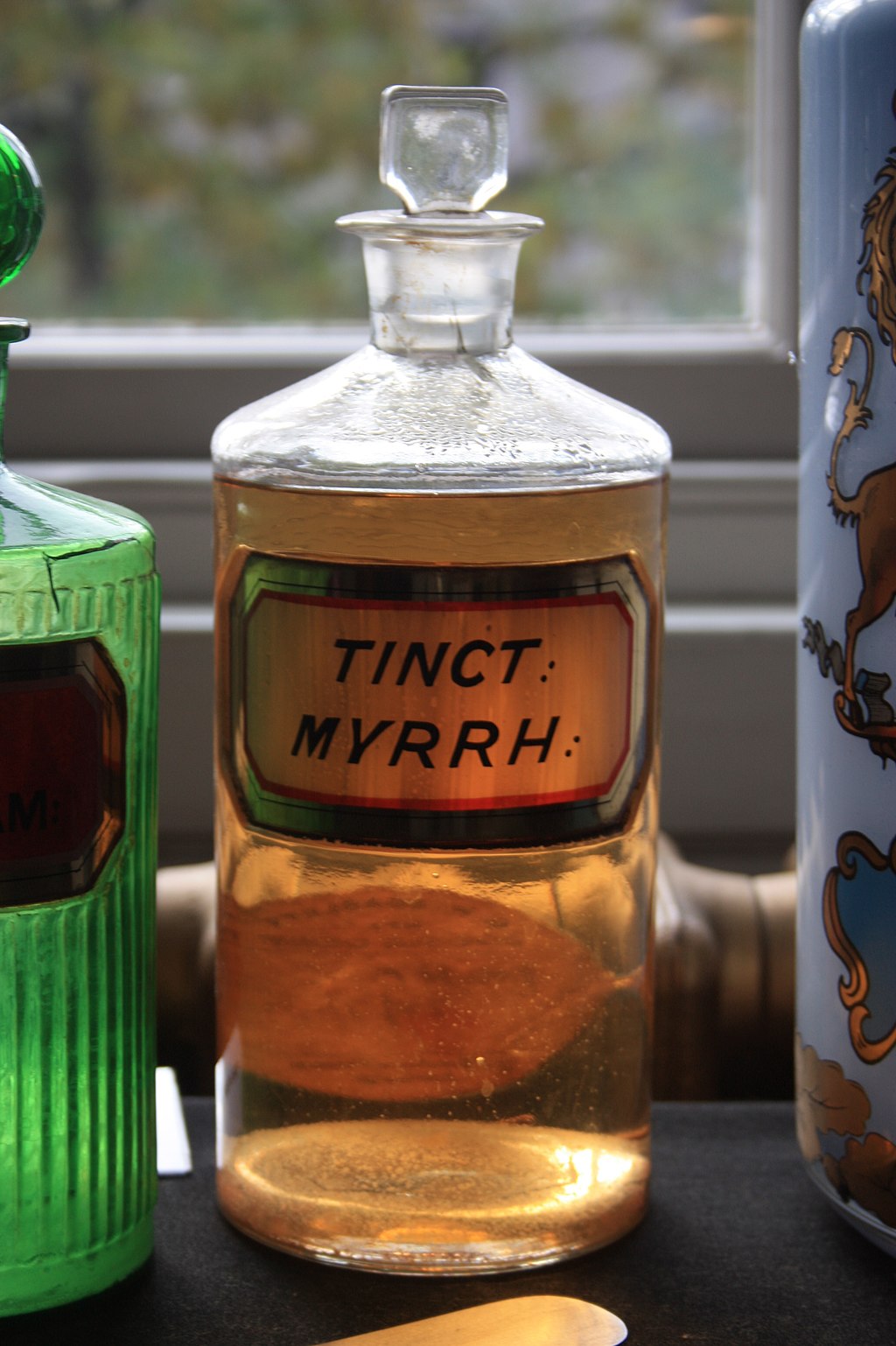 1024px-An_old_bottle_of_Tincture_of_Myrrh