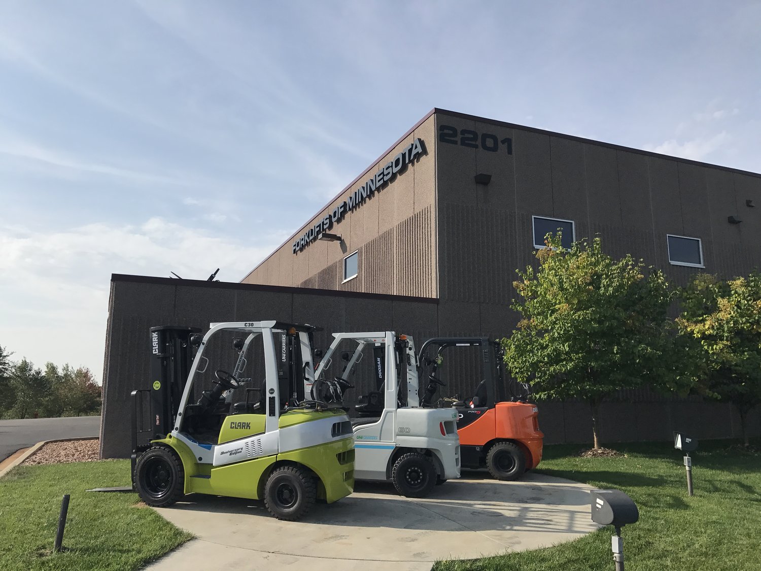 Forklifts Of Minnesota Inc Rent Late Model Forklifts Telehandlers Scissor Lifts Sweepers Scrubbers
