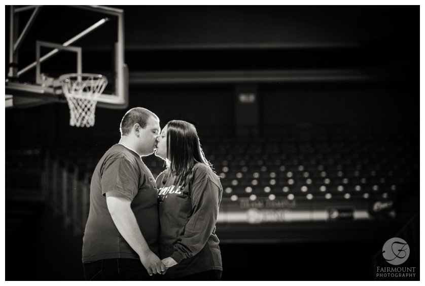 Temple basketball fans kiss in engagement photo at Liacouris Center