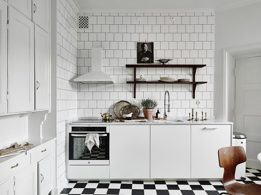 Elegant and White Scandinavian Kitchen :: House of Valentina