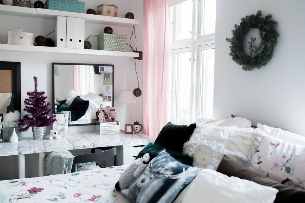 Teen Christmas Bedroom :: House of Valentina