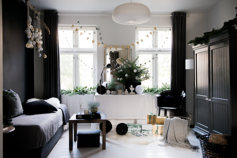Valentina Fussell Glamorous Christmas Living Room-17