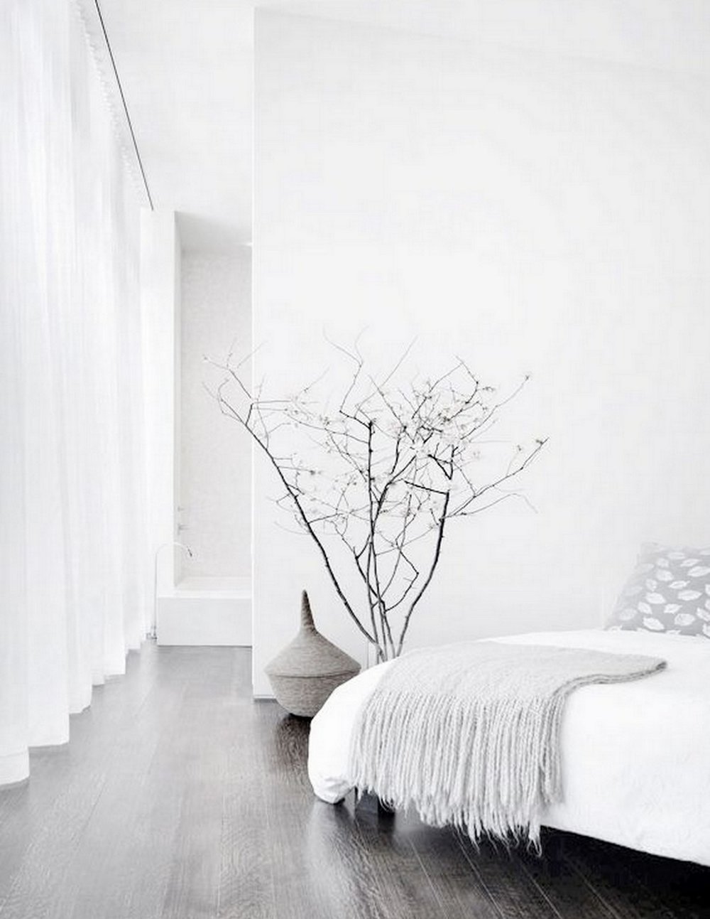 WHITE + MINIMAL BEDROOM