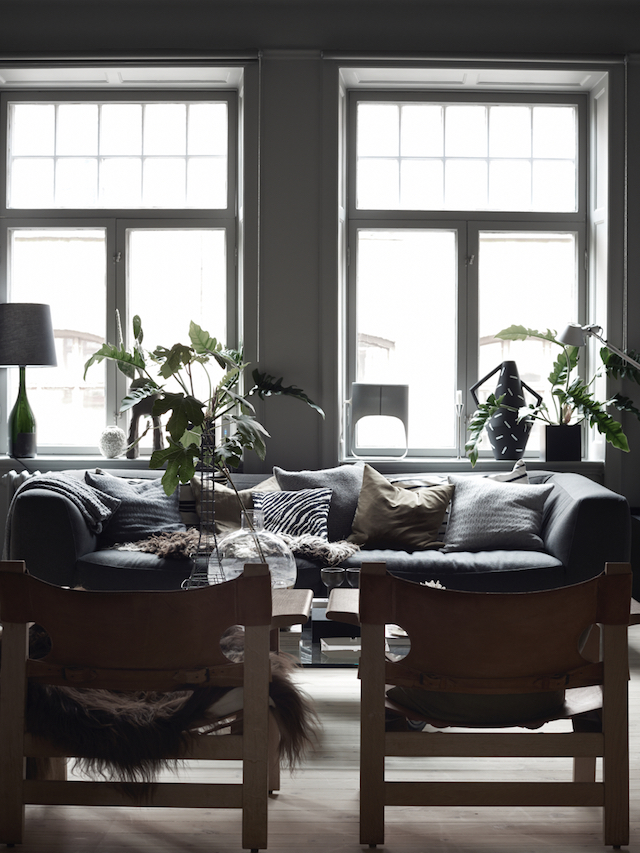 lotta-agatons-home-dark-scandinavian-style-living-room