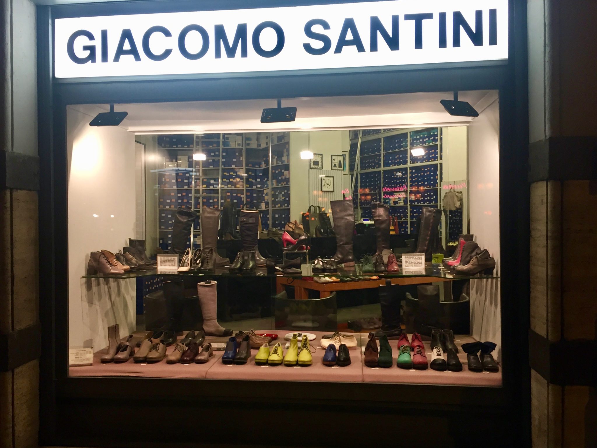 FIND THE BEST LEATHER SHOPS IN ROME ON THIS STREET!