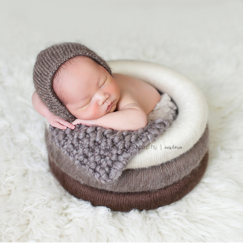 04 sacramento newborn photographer baby in ring yarn prop