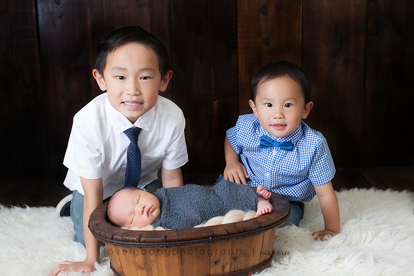 02 sacramento newborn photography of siblings with baby