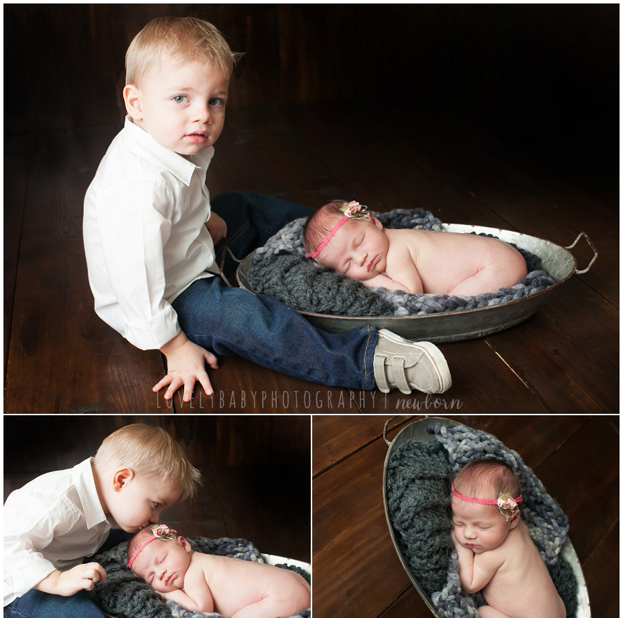02 sibling photograph with newborn