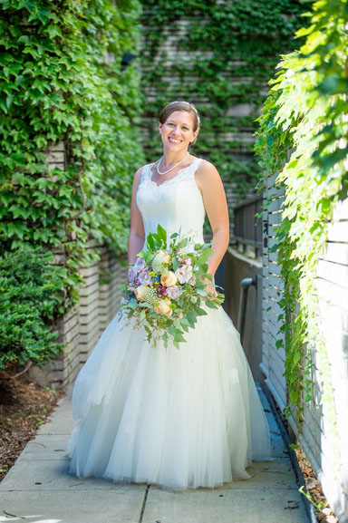 ann arbor bride with lush, natural bouquet