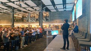 Twitter-ceo-standing-ovation-dick-costolo-1434109488