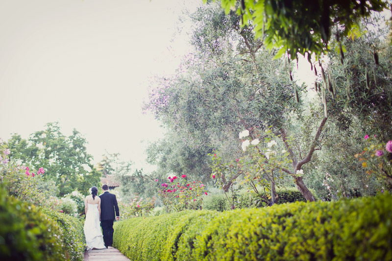 summer wedding at allied arts guild in menlo park with photography by alison yin and adm golub