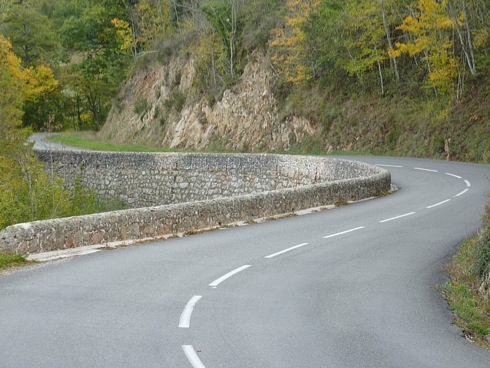 Bochtige wegen bij Eyrieux - Ardèche