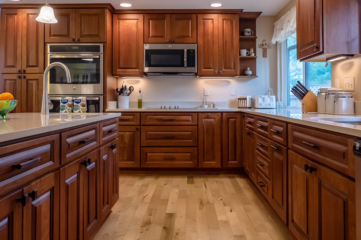 Design Highlight – A feature-rich kitchen with luxury cherry cabinets