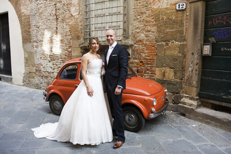 Bride and Groom in the streets of Lucca - photo by Pearl Pictures