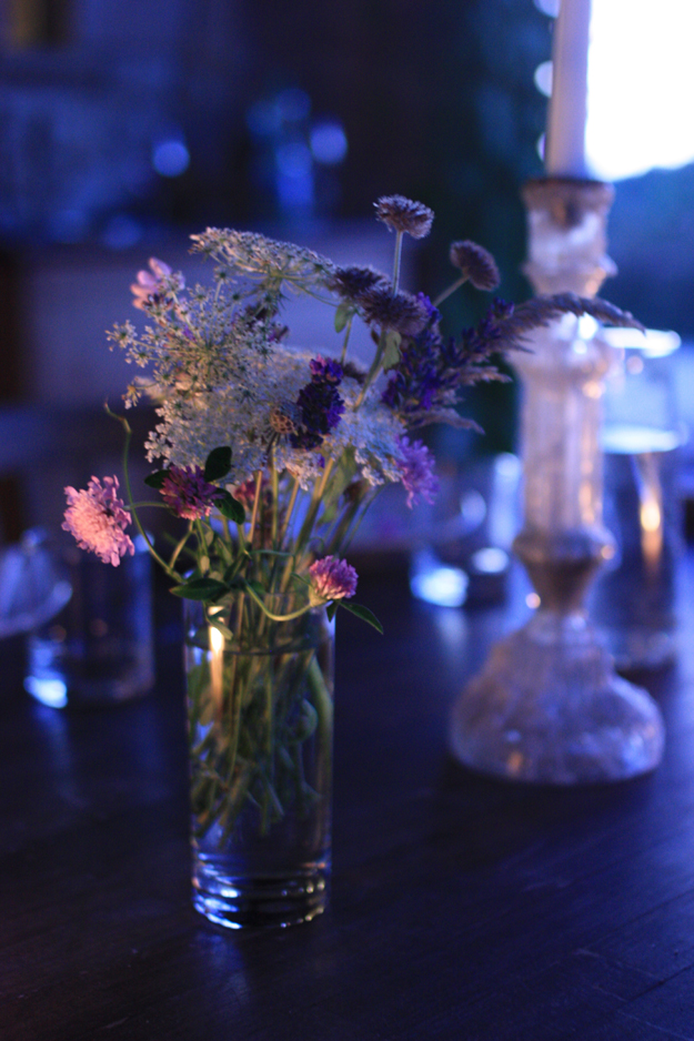 flowers_on_table
