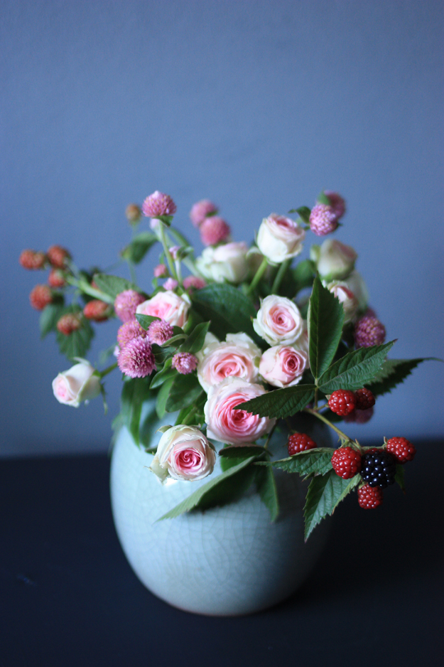 bouquet_globe_amaranth_mini_roses