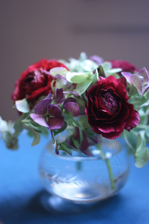 hortensia and ranonculus by madame love www.madame-love.com - the flowerblog