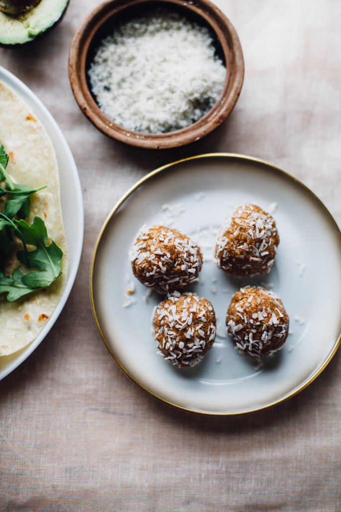 almond butter & maca energy balls |  5 vegan, soy, and gluten free travel snacks | recipe via willfrolicforfood.com