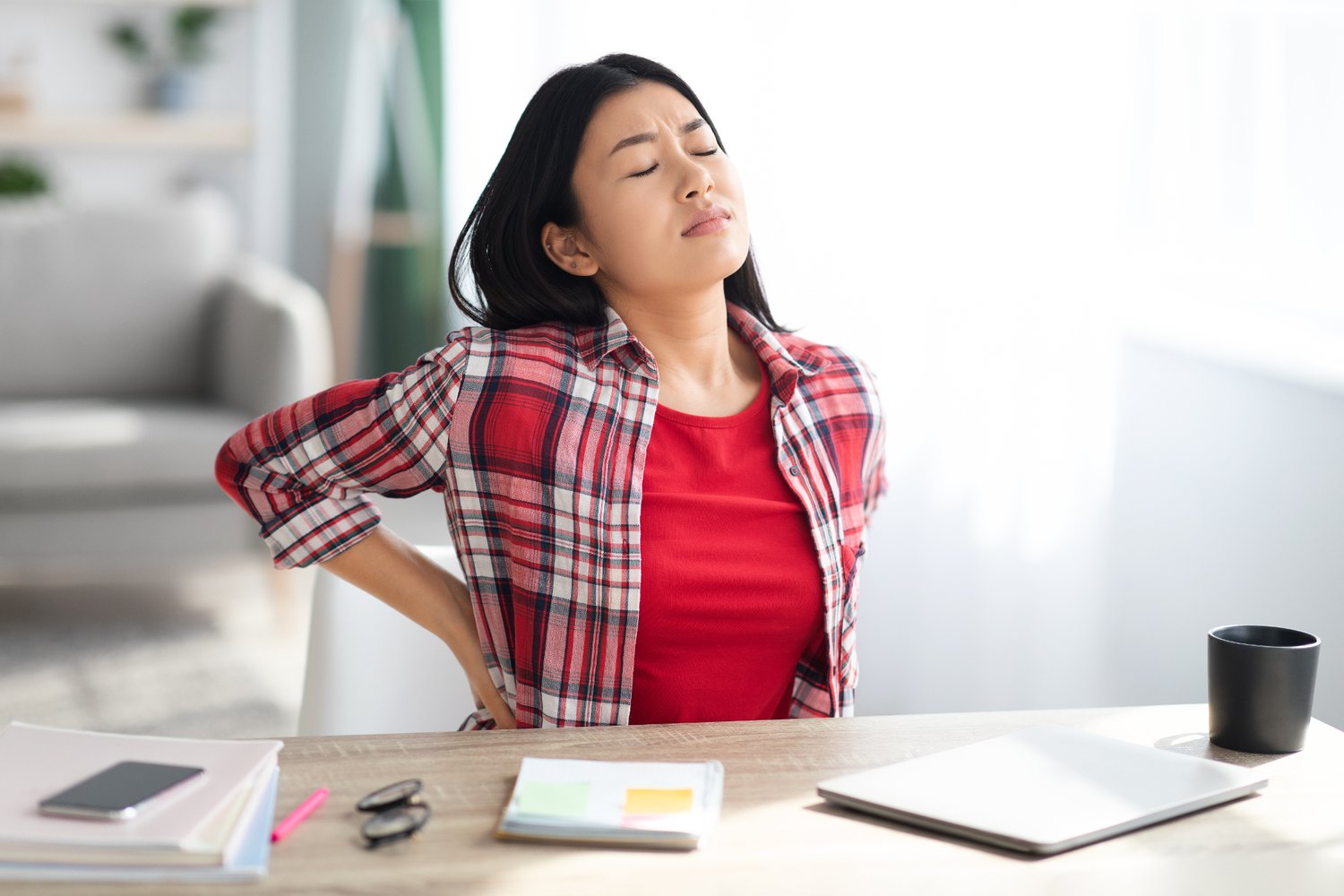 3 supportive pillows to eliminate back pain while sitting at your desk