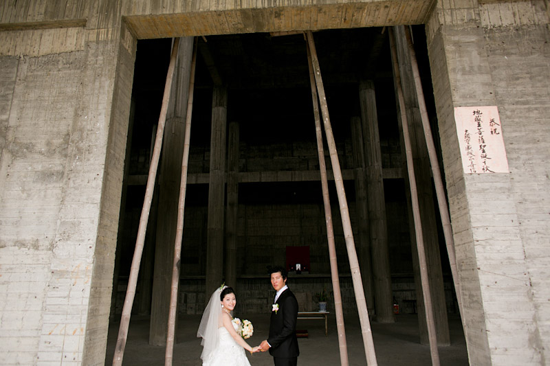 Taiwan wedding. Bride and groom in temple doorway. (1 of 2)