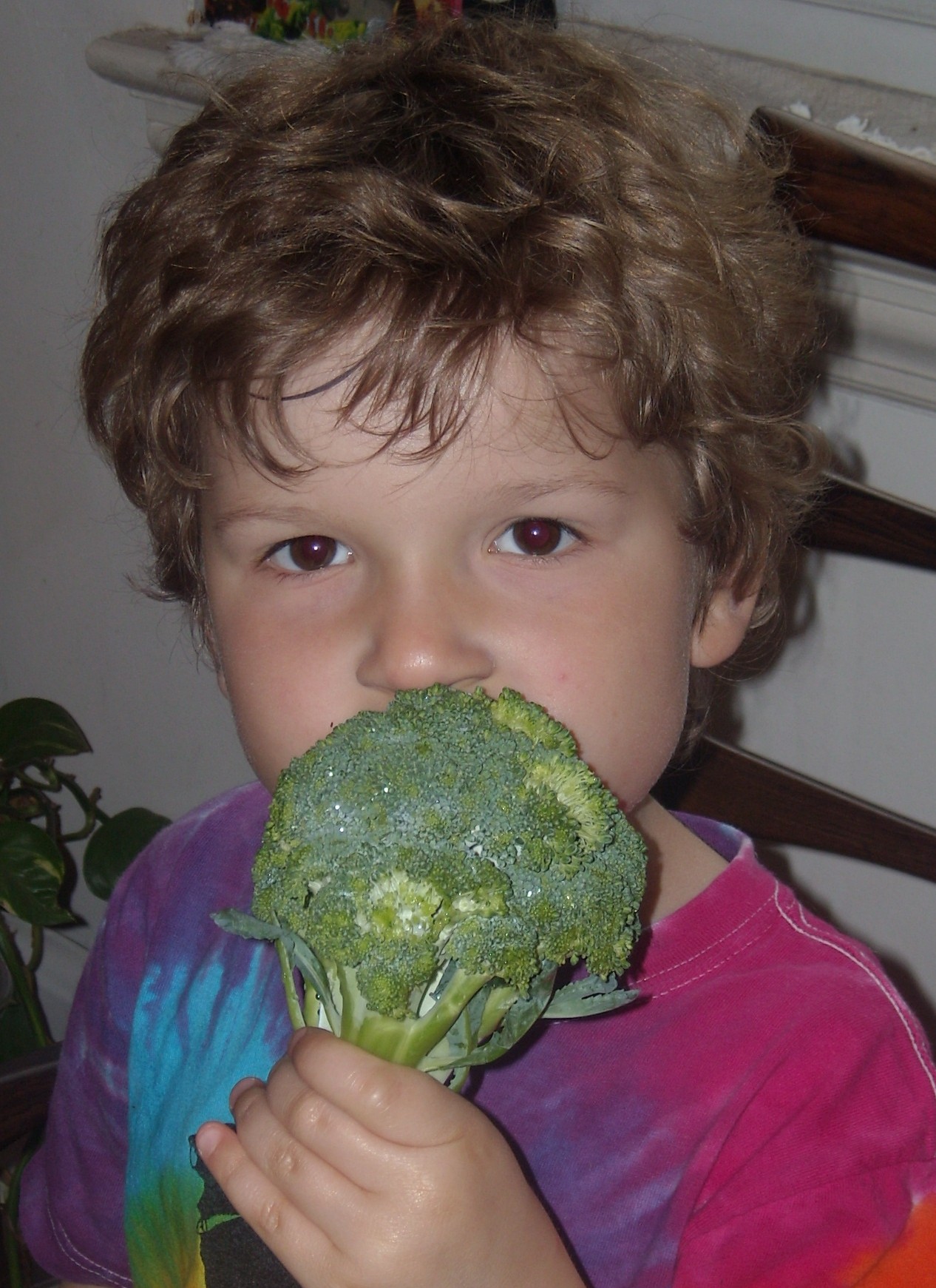 B eating broccoli