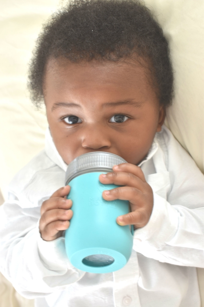  Get glass baby bottles under $5 | Honeycomb Moms | My son, Donovan made quick work of his bottle at home in Atlanta. With the Mason Bottle sleeve, he could even hold it with one hand for a bit. LAUREN FLOYD / INFO@HONEYCOMBMOMS.COM 