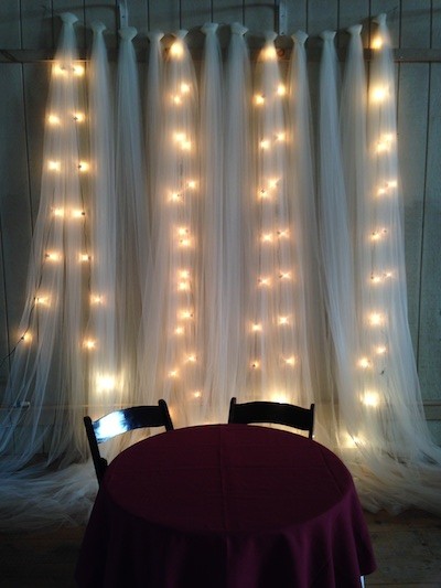 tulle-wedding-backdrop-with-lights