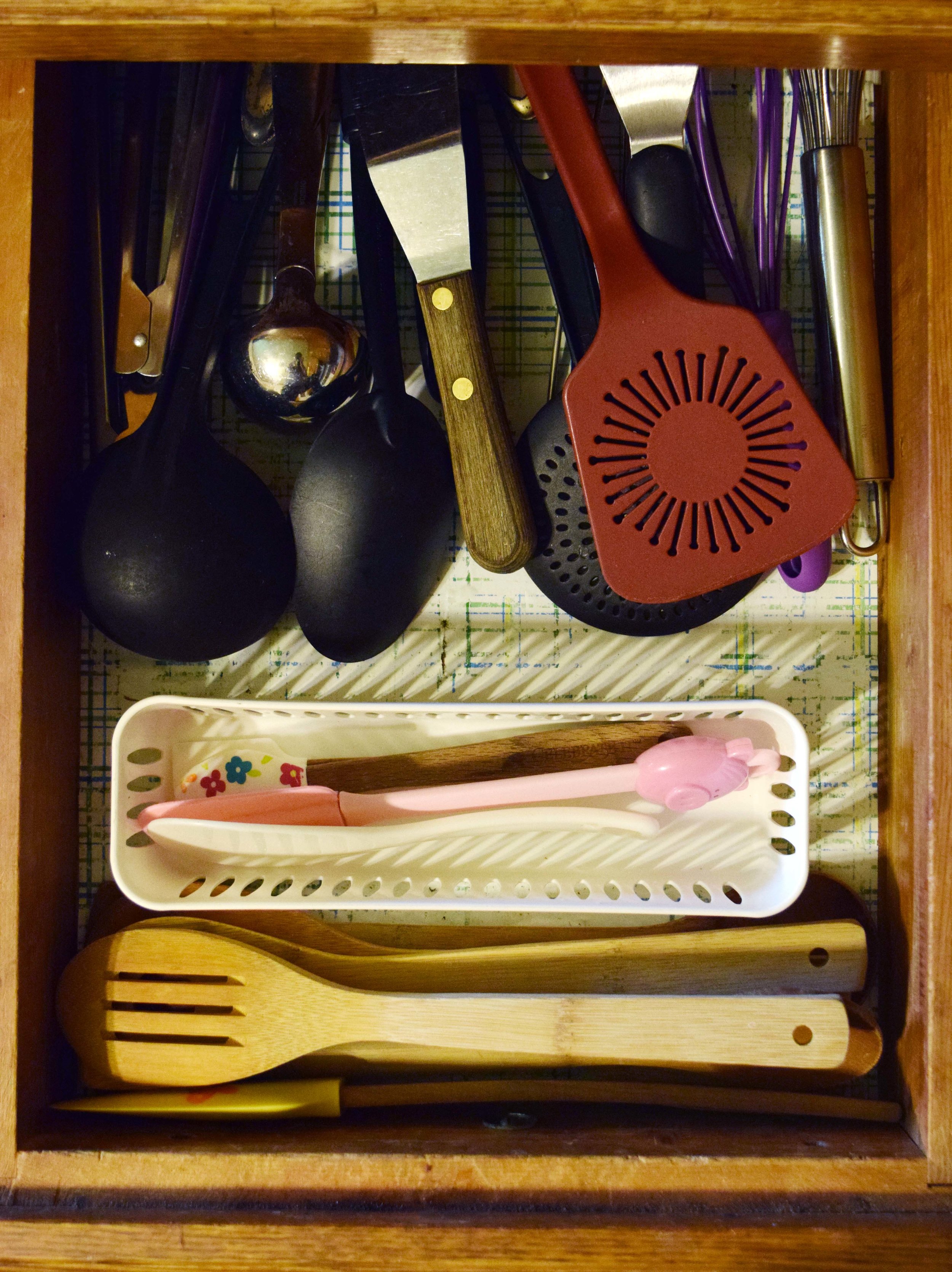 keep big utensils in a drawer instead of on the kitchen counters
