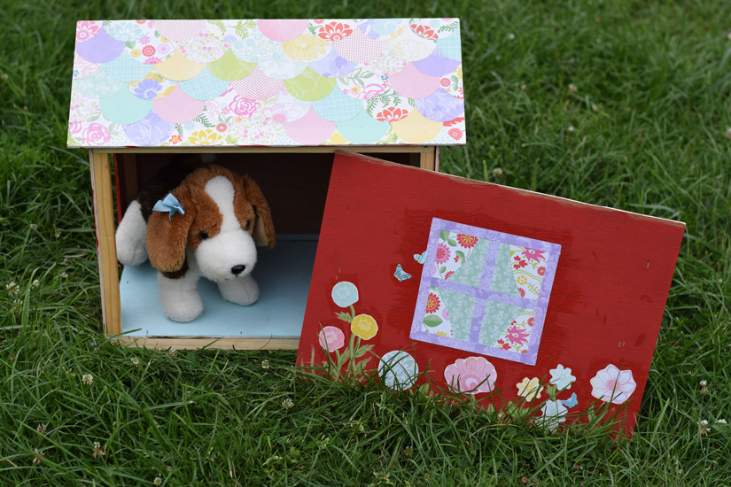 Wood play doghouse with removable side
