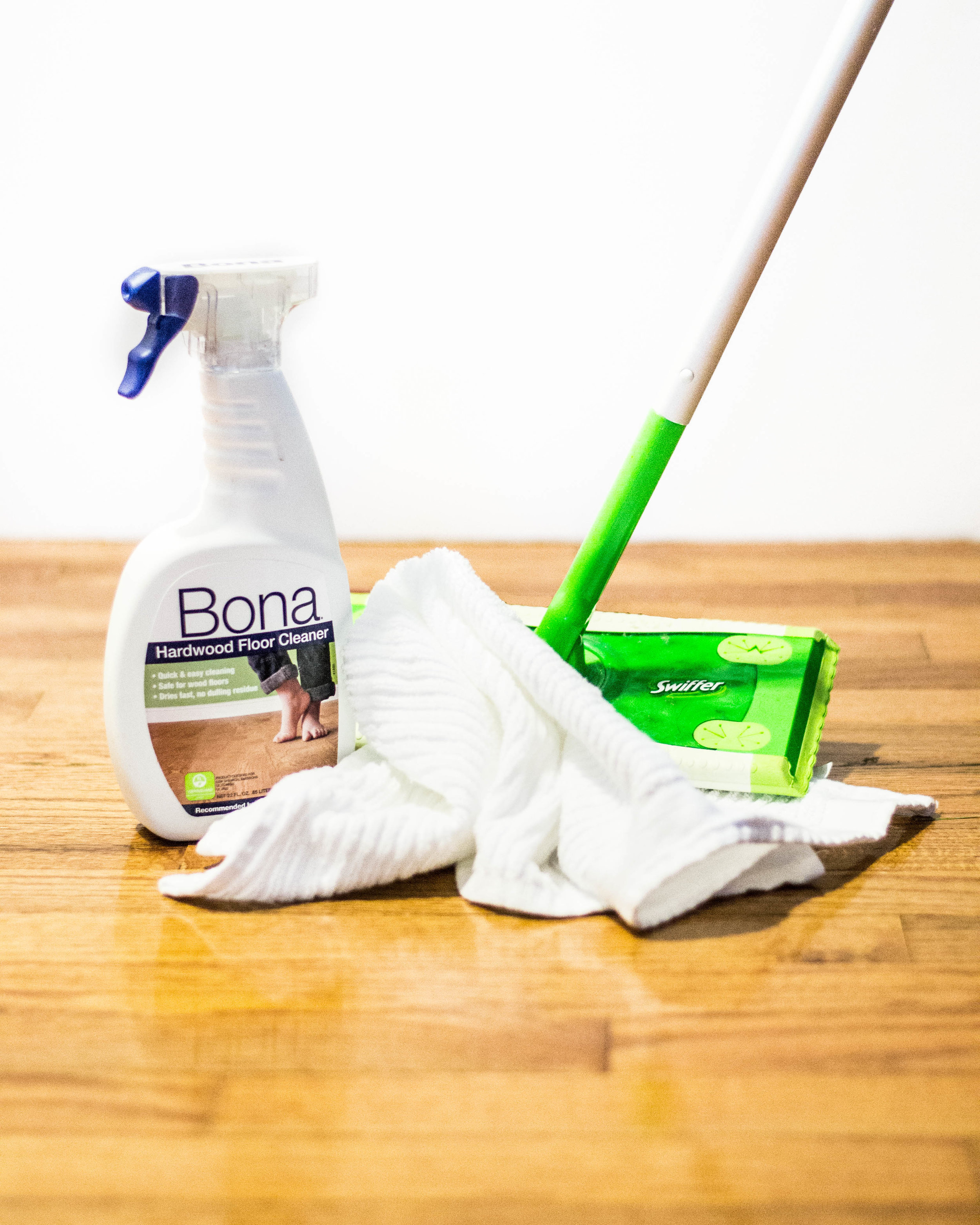 How to clean hardwood floor || Bona Hardwood Floor Cleaner & Swiffer Sweeper || by Hayley Fiser || thehayleyfiser.com