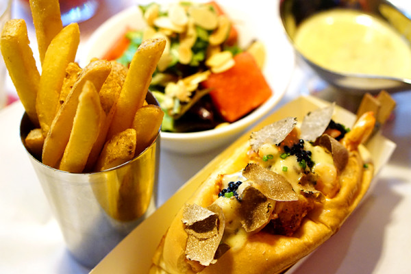 Pince & Pints Restaurant and Bar, Duxton Road - Truffle Lobster Roll 2