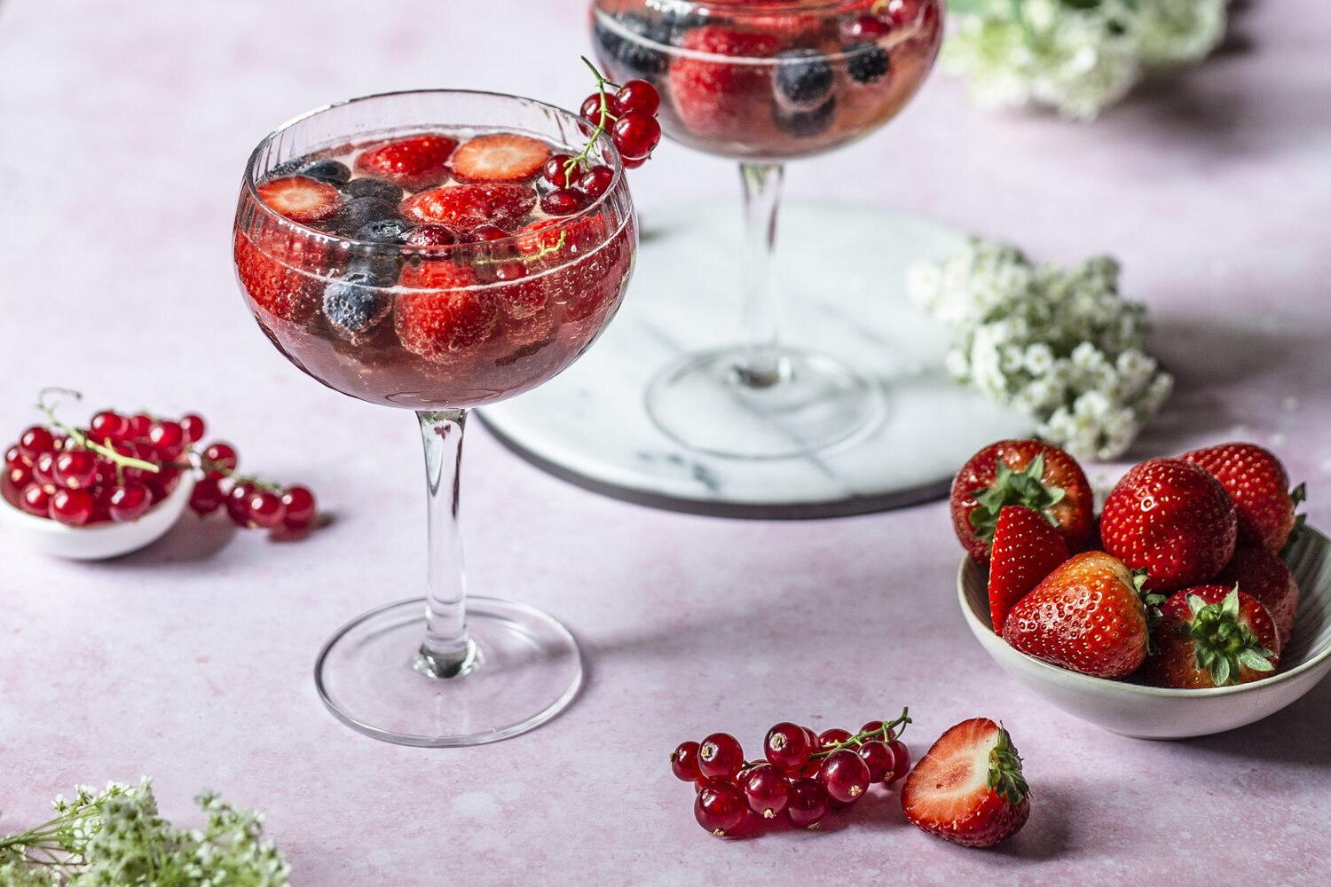 Erfrischende Erdbeer-Bowle mit Needle Gin und Sekt - Klara &amp; Ida