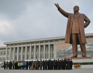 People praying tribute to Kim Il-sung at Peongyang