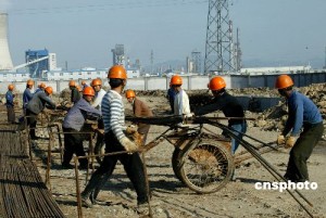 Chinese_migrant_workers_in_a_construction_site