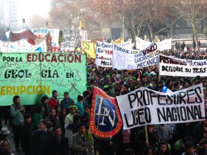 Chilean students marching in the Alameda (Source: Nicolas15, Wikimedia Commons)