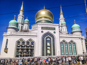 The Mosque on its inauguration Day, September 23, 2015 (Wikimedia Commons)