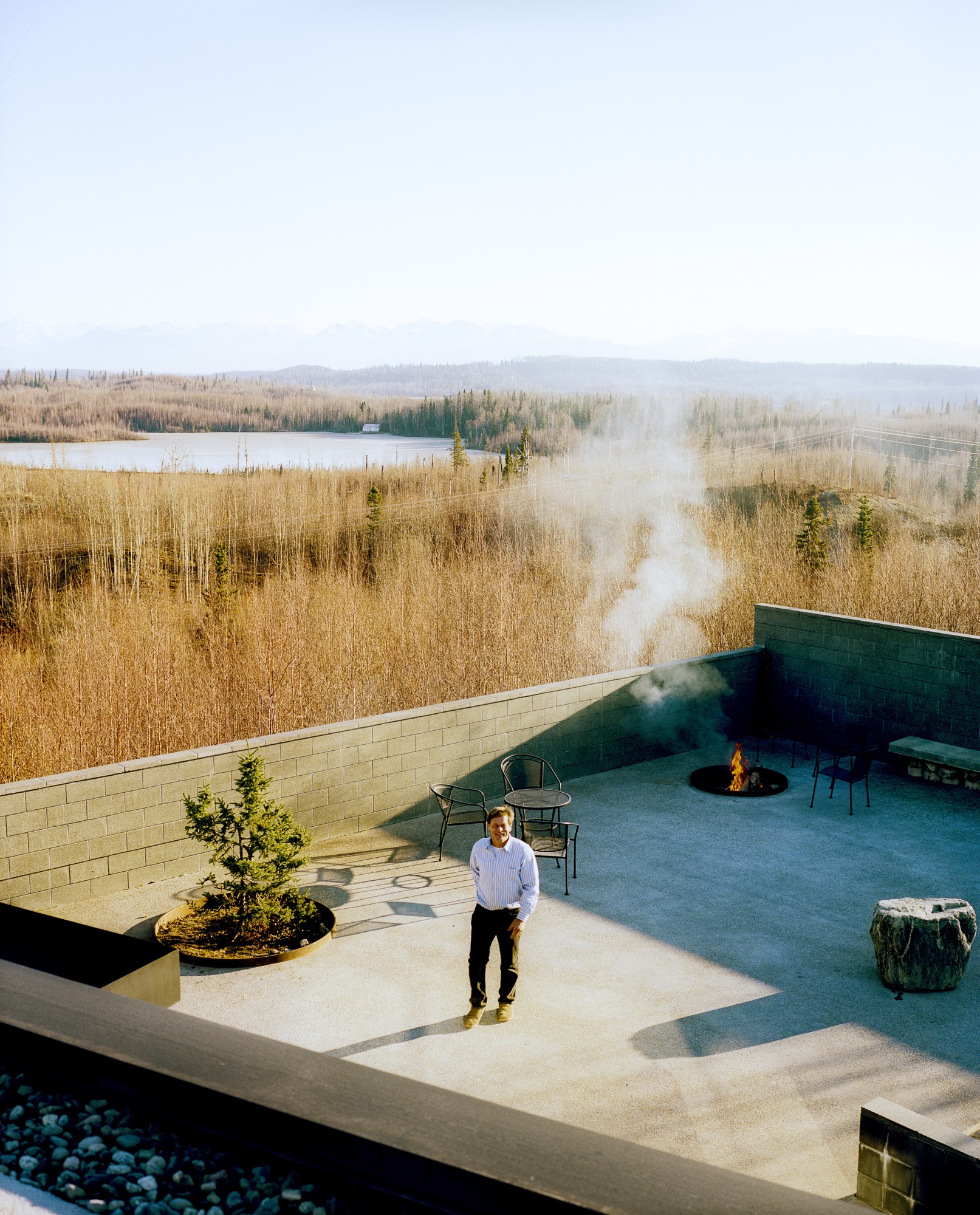 The courtyard with its fire pit and infinity pond—extends the living area outdoors. The family has hosted events, weddings, and even a funeral here, and annual solstice parties are always a big hit with the neighbors / Photo by Kamil Bialous