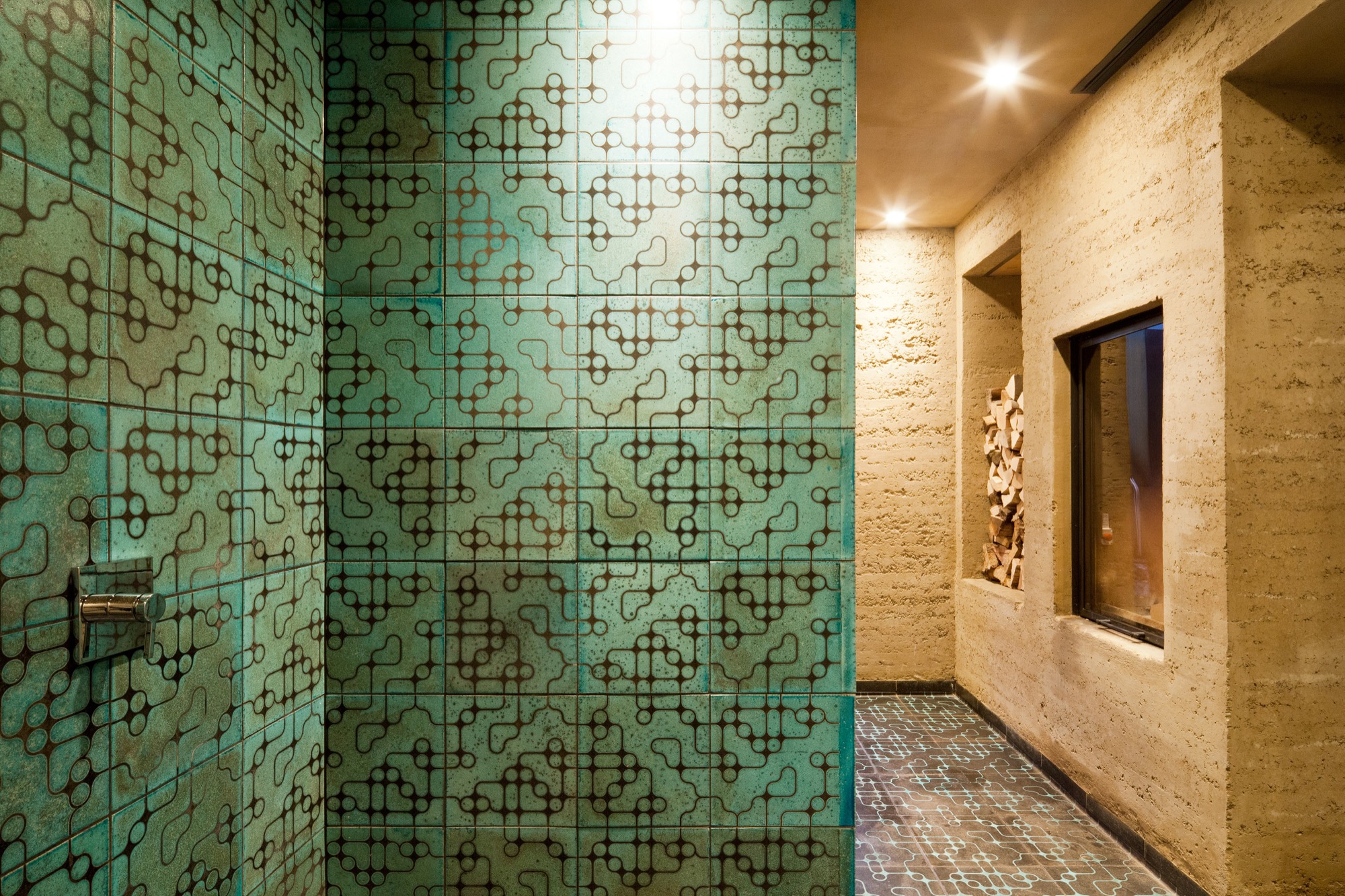 A wall of Karak tiles