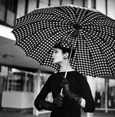  En smuk sort og hvid vintage paraply enten med striber eller prikker. 