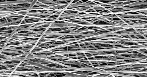  et net af polyester fibre set i et microskob 