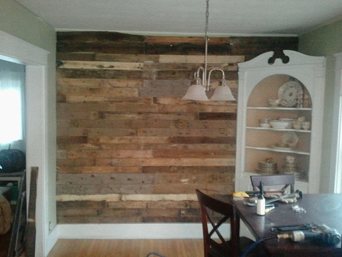Dining room before of pallet wall