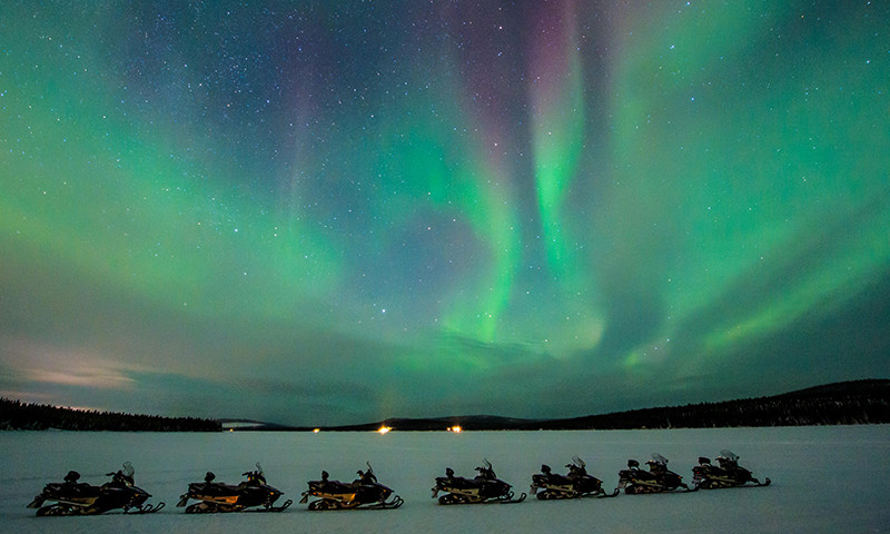northern-light-snowmobile-tour-icehotel1-800x480