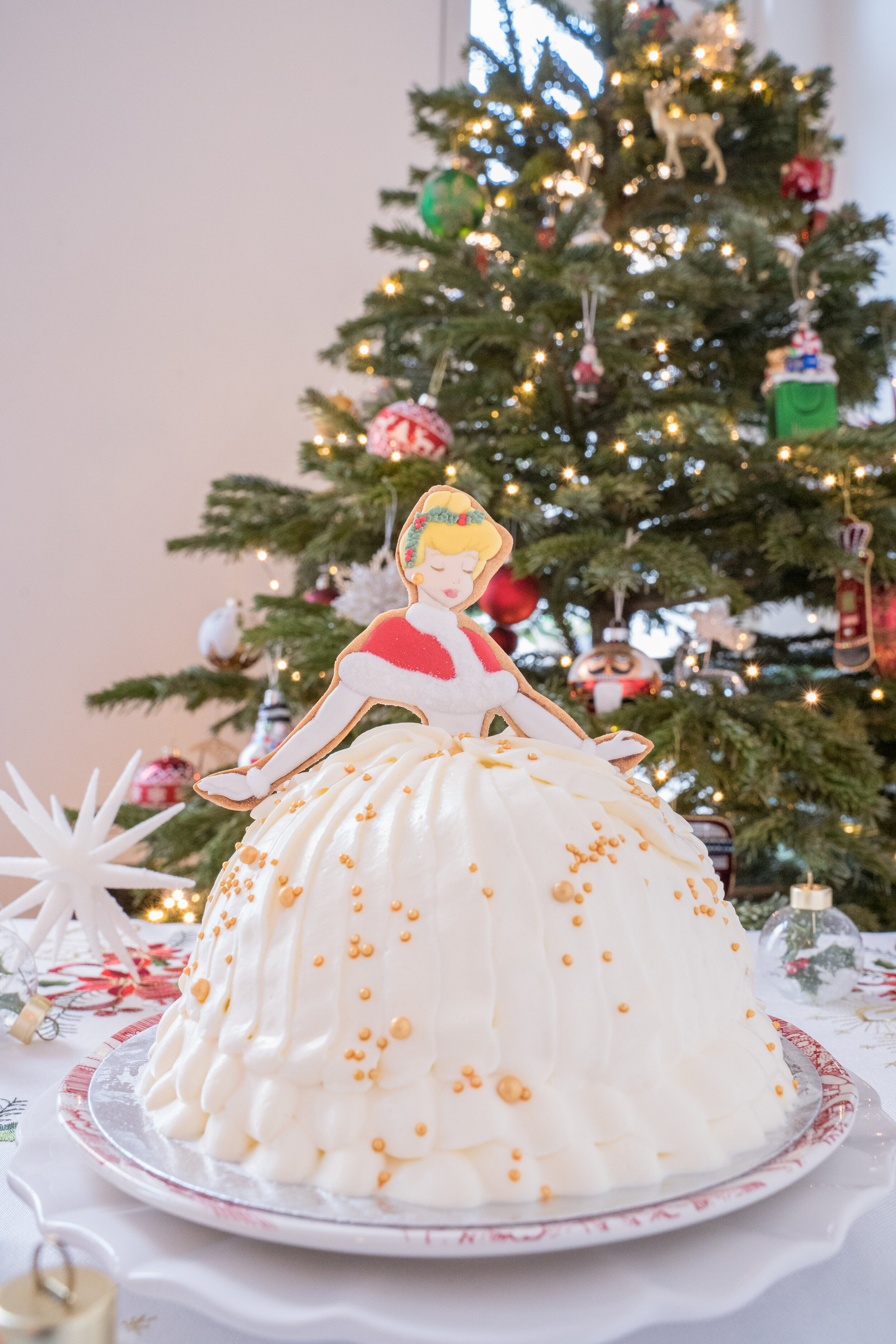 The Holly Cinderella Doll Cake - 柊飾りのシンデレラ・クリスマス 