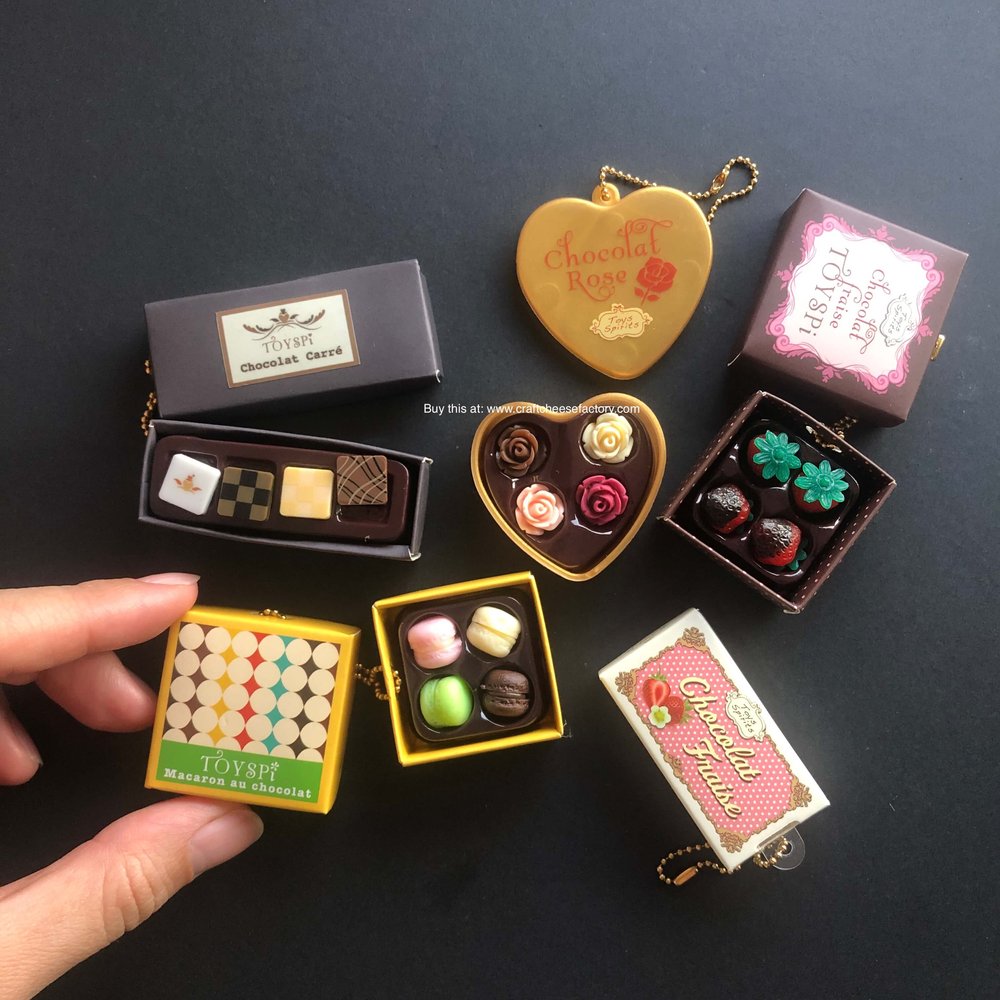 DOLLS HOUSE MINIATURE HEART SHAPED CHOCOLATE BOXES 