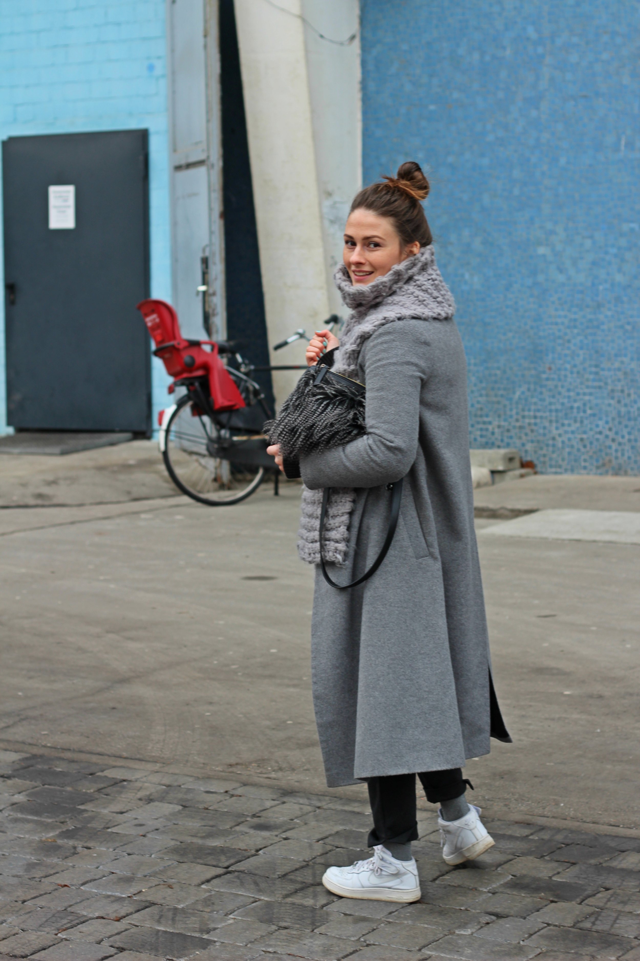 trade-show-berlin-look-annaporter-grey-coat-4