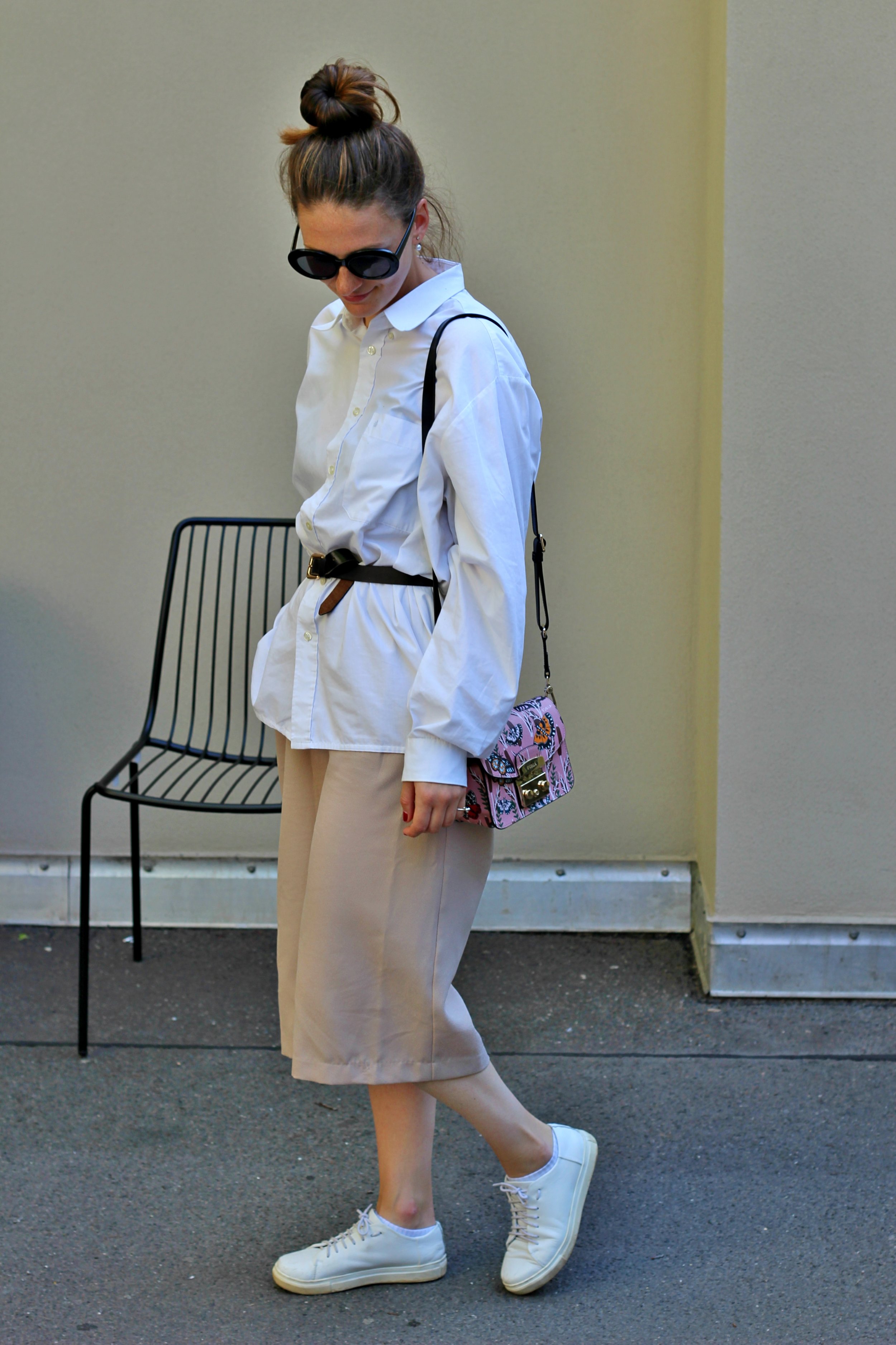 annaporter-outfit-beige-culottes-white-shirt-furla-bag-3