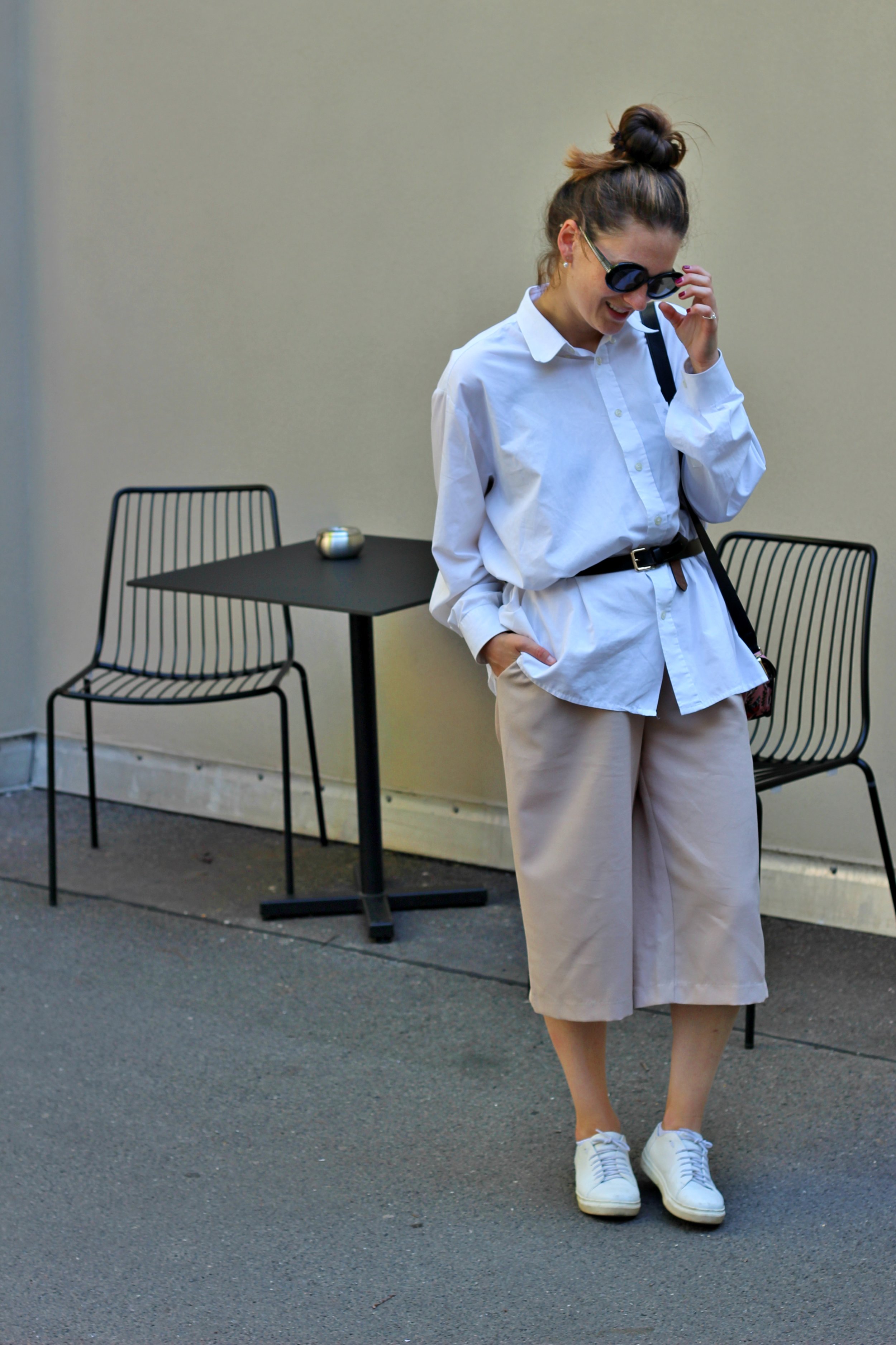 annaporter-outfit-beige-culottes-white-shirt-furla-bag-1