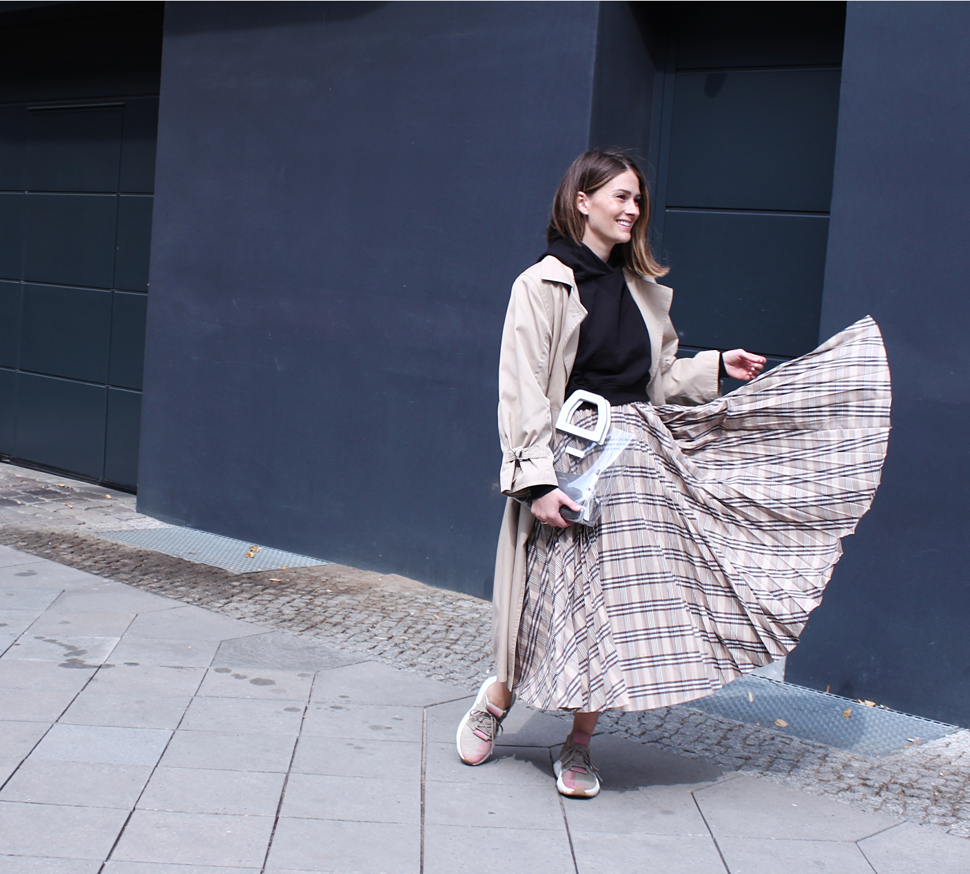 annaporter-trench-fashionblogger-personal-style-adidas-beige