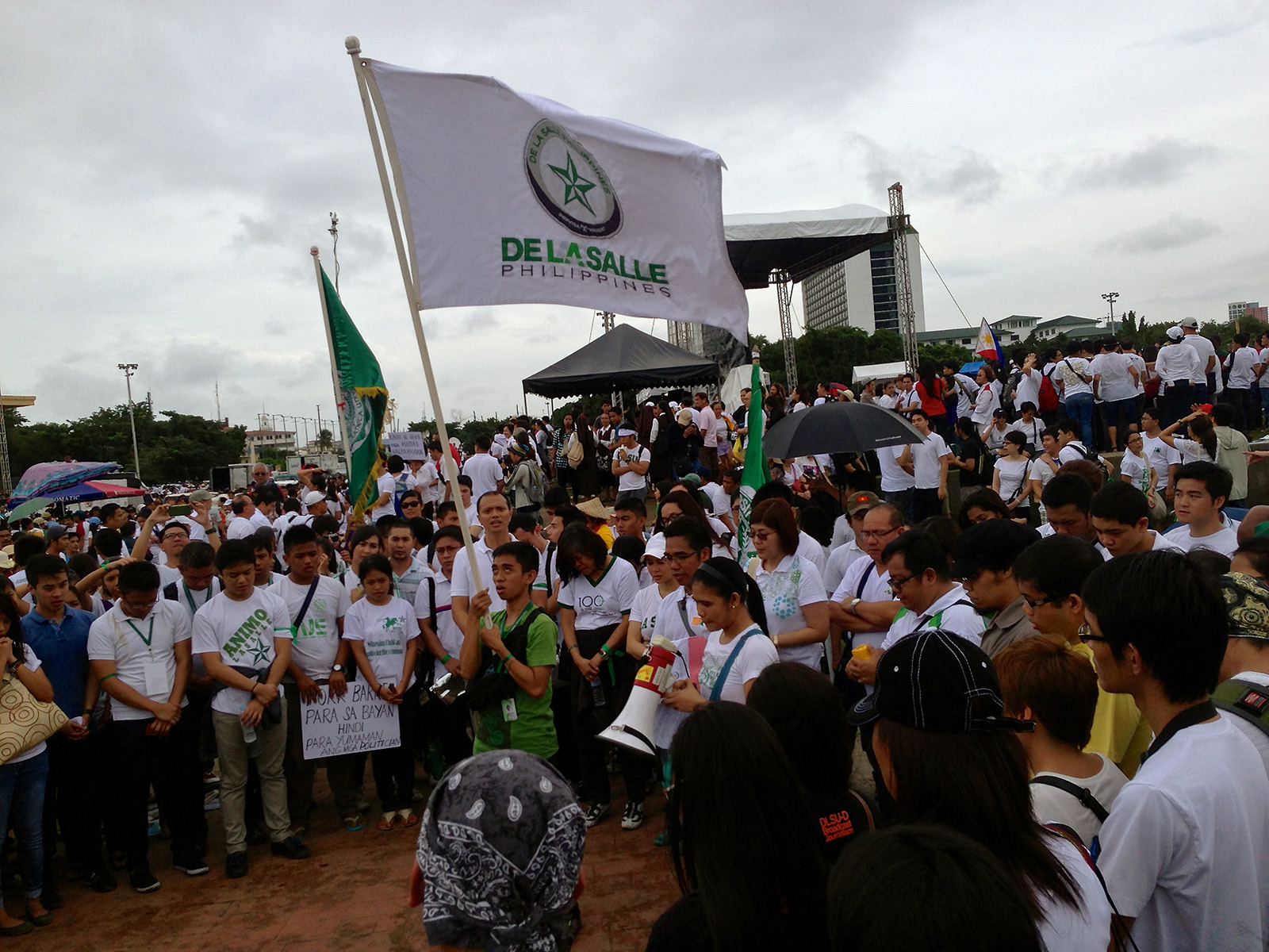  Lasallians from all over Luzon gathered in Rizal Park in unity with other Filipinos to express disgust towards the blatant misuse and abuse of public funds. 